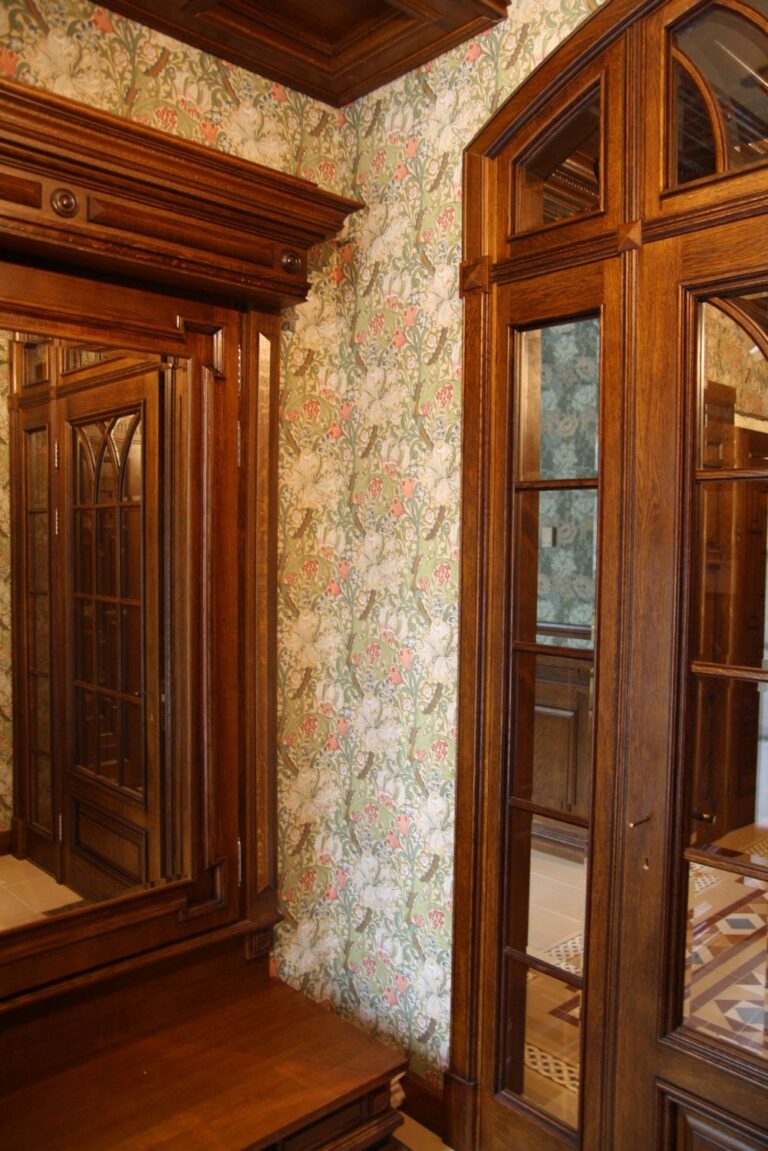 Фото ремонта дома с насыщенным рисунком обоев