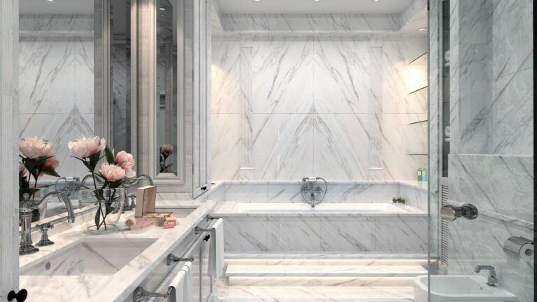 Дизайн белой туалетной комнаты с прямоугольной ванной