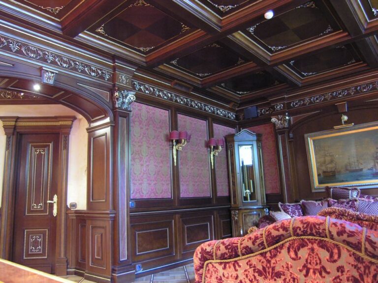 Интерьер гостиной после ремонта с розовыми светильниками