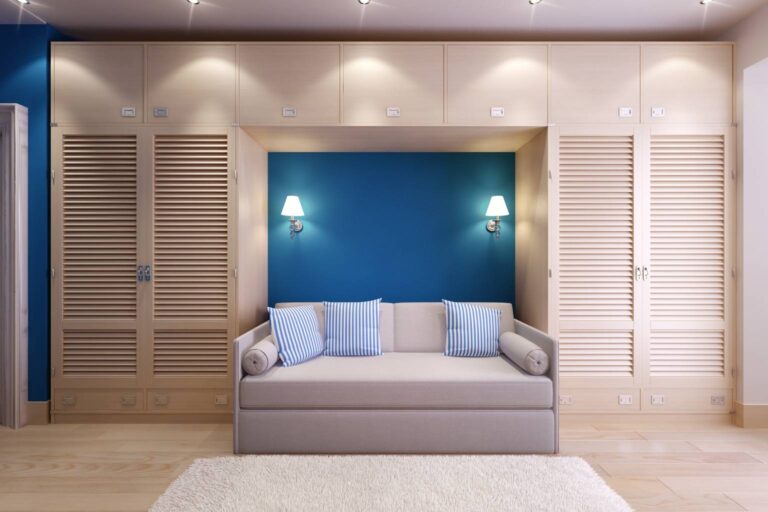 Дизайн бежевой детской с синими стенами