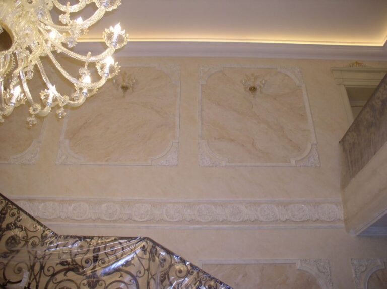 Оформление лестничного пролета с лепным орнаментом
