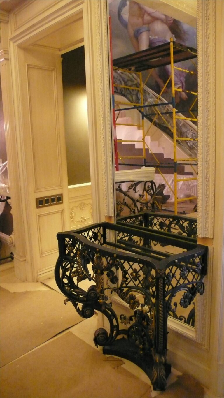 Оформление коттеджа после ремонта с кованой узорной консолью