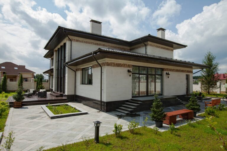 Построенный дом с открытой террасой