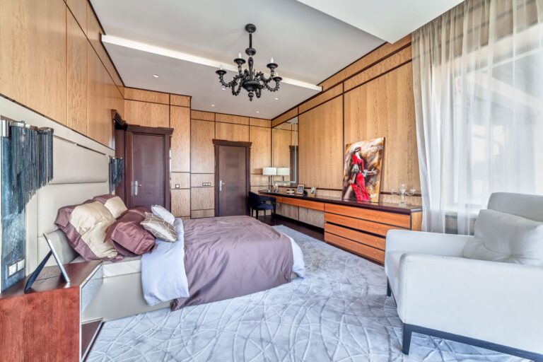 Спальня со стеновыми панелями персикового оттенка