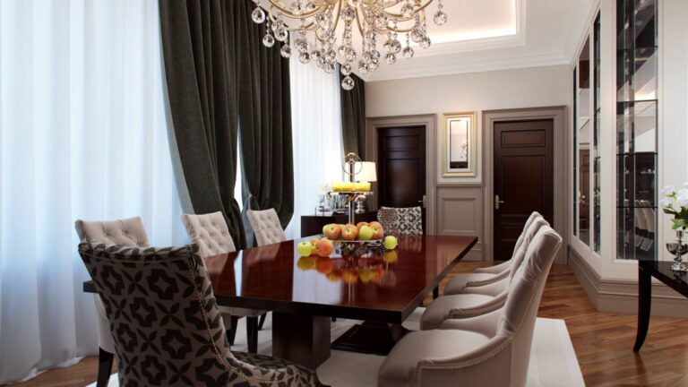 Стена из зеркал в проходе к обеденной зоне