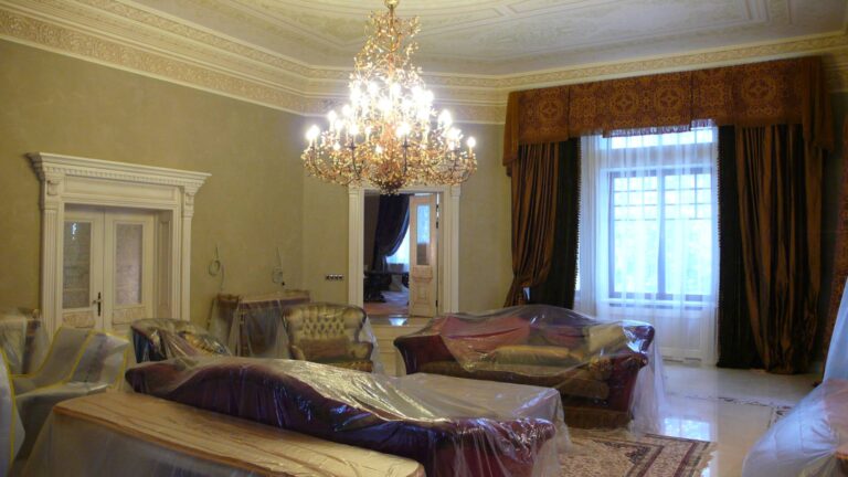 Обустройство гостиной с большой золотистой люстрой