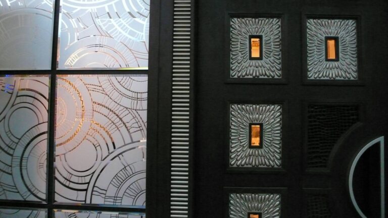 Стильный ремонт коттеджа с эффектной черной дверью