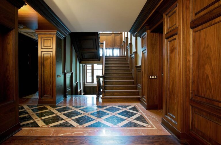 Деревянные панели в строгом оформлении холла