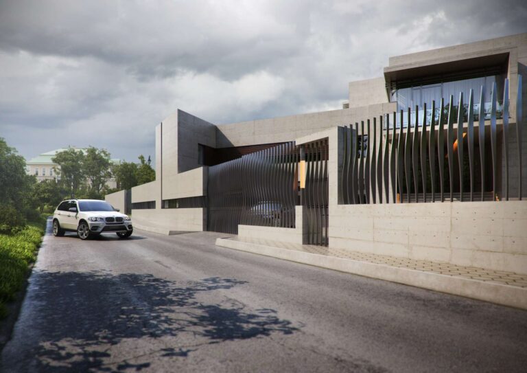 Придомовой участок с металлическим ограждением