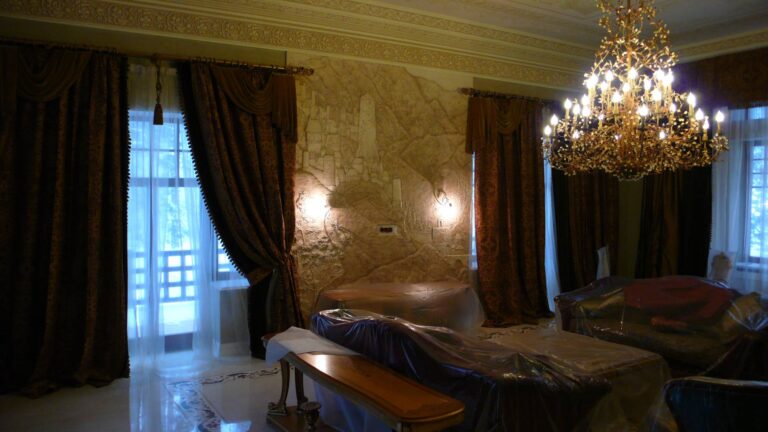 Фото ремонта потолка гостиной с золотистым фризом