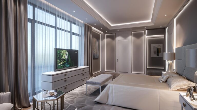 Горизонтальный белый комод в дизайне светло-серой спальни