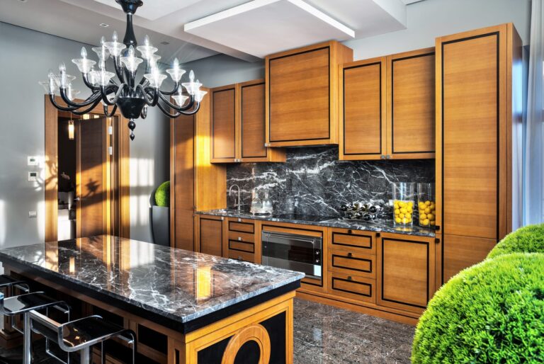 Темно-серый мрамор в дизайне ореховой кухни