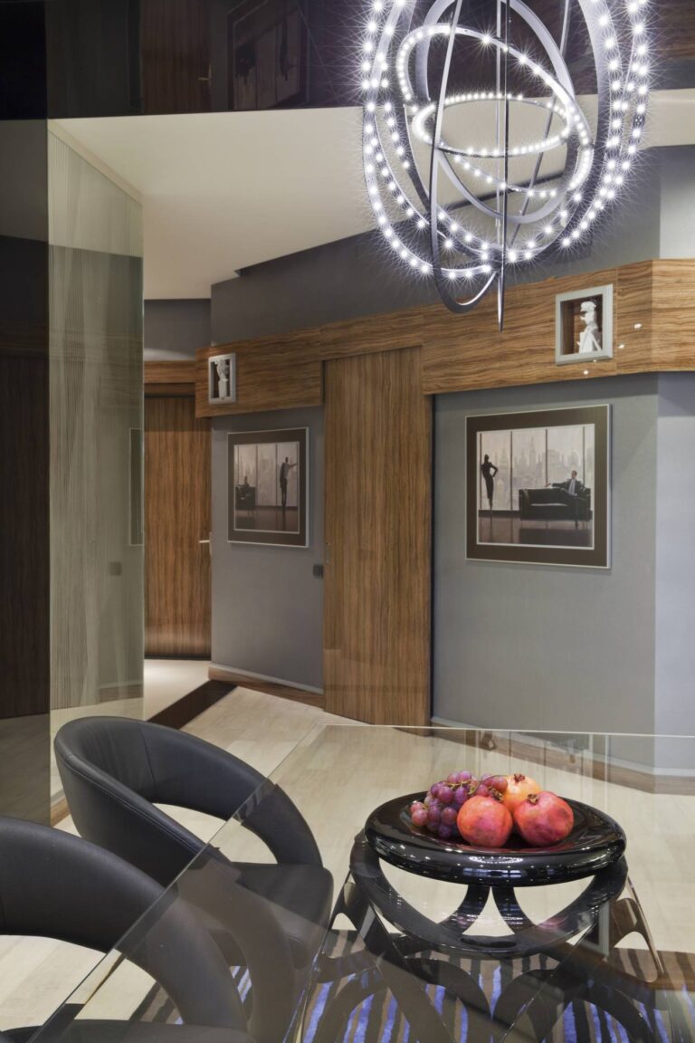 Светлые полы и серые стены в интерьере холла