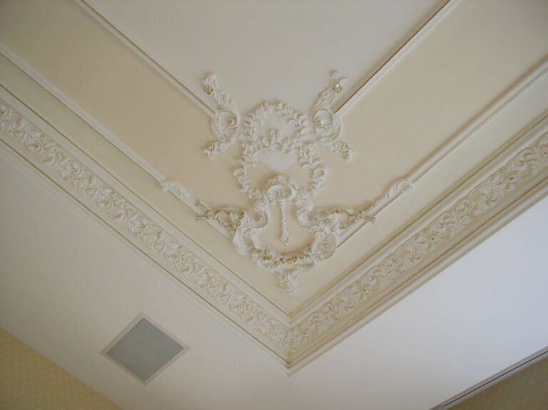 Оформление квартиры с лепным потолочным орнаментом