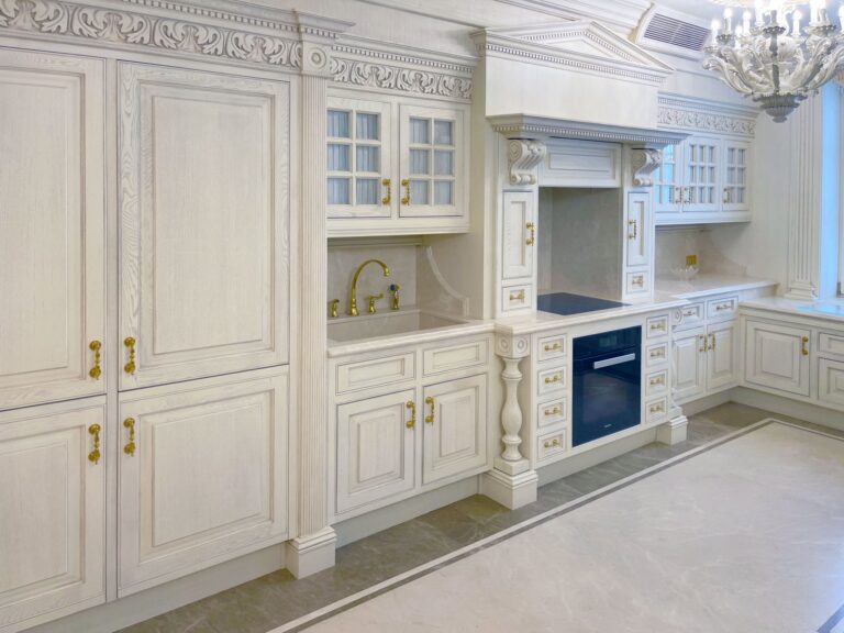Аристократический дизайн кухни с резными фасадами