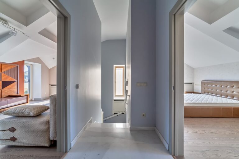 Белые перила в дизайне серо-голубого лестничного пролета