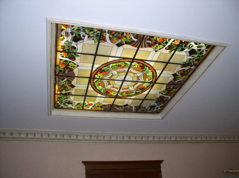 Отделка коттеджа с оригинальным потолочным витражом