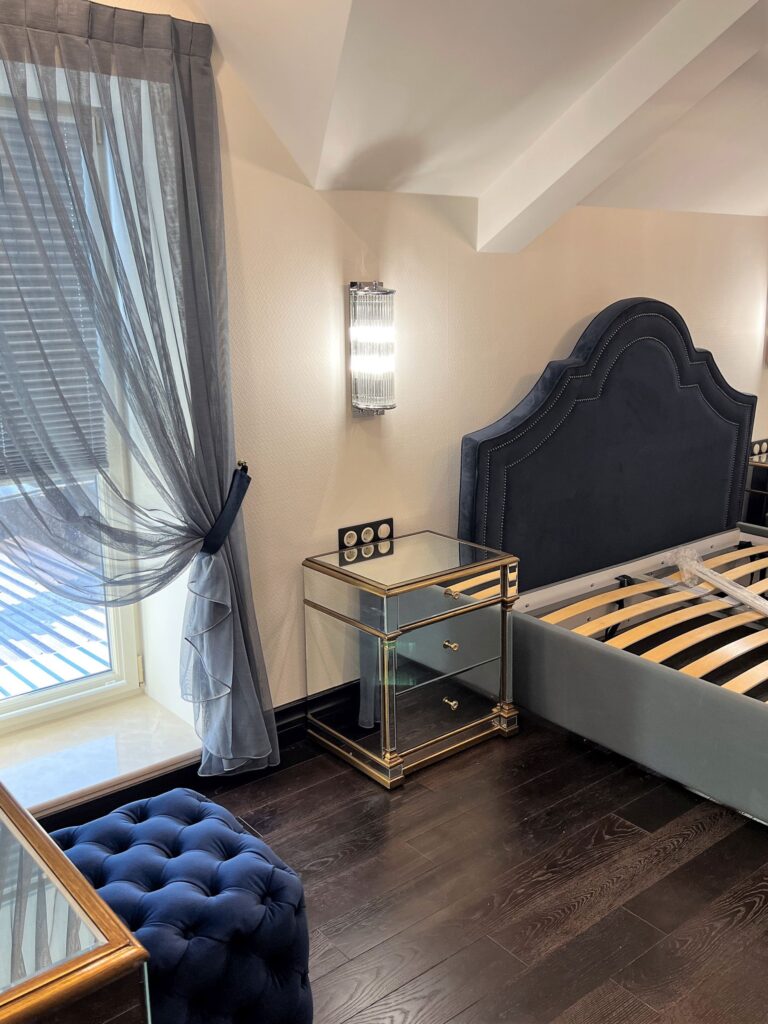 Дизайн спальни с зеркальной тумбой