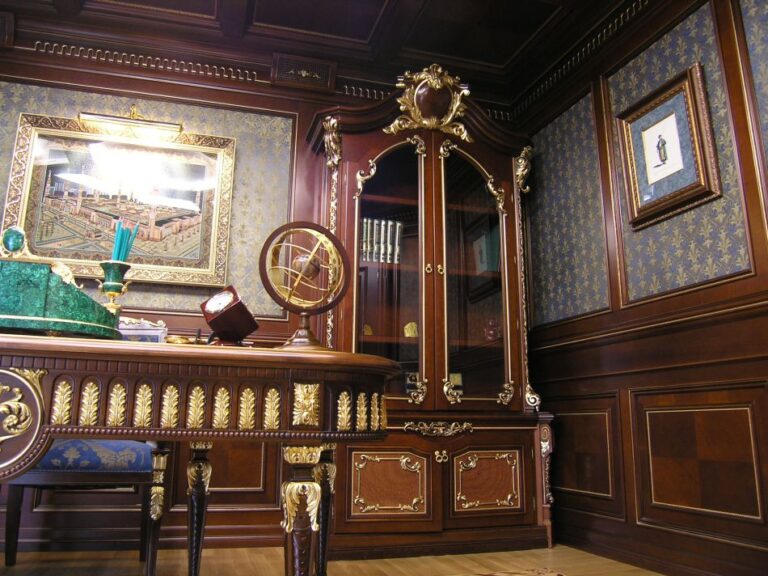 Оформление стен темным деревом в отремонтированном кабинете