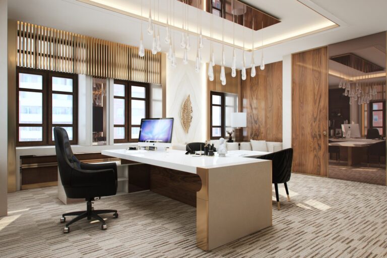 Офисный кабинет с отделкой стен и потолка деревом