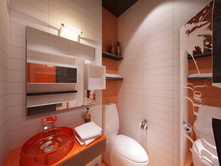 Белый интерьер ванной с высокой яркой раковиной