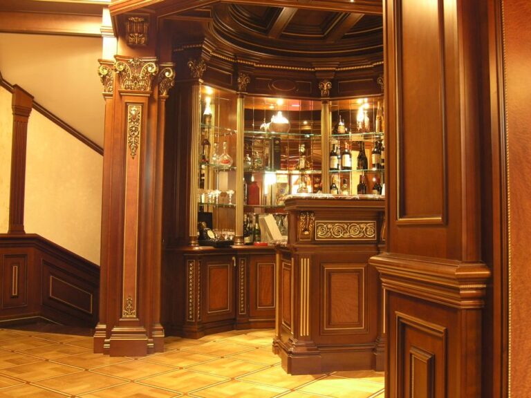 Готовый ремонт бара в коттедже с позолоченными деталями