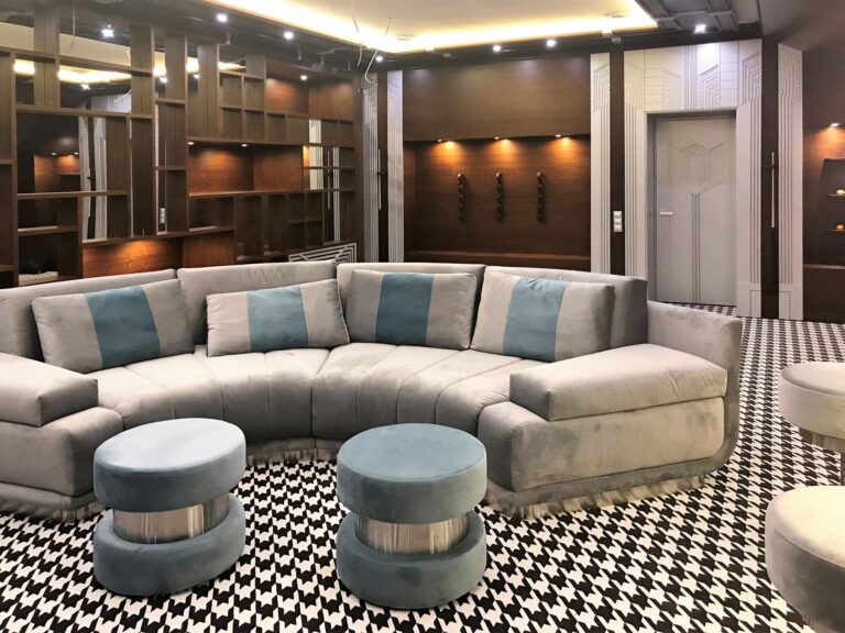 Бильярдная со встроенной подсветкой в стенах и шкафах