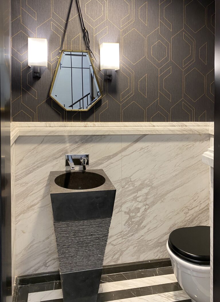 Дизайн ванной с раковиной в виде перевернутой пирамиды