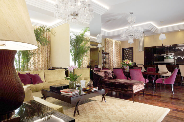 Гостиная с бархатным шезлонгом кофейного оттенка