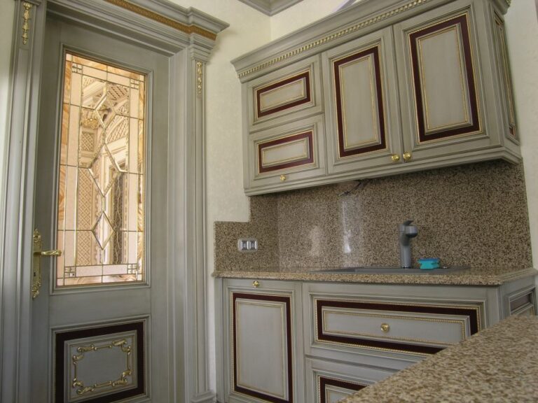 Фото ремонта кухни с фацетированным стеклом в дверях