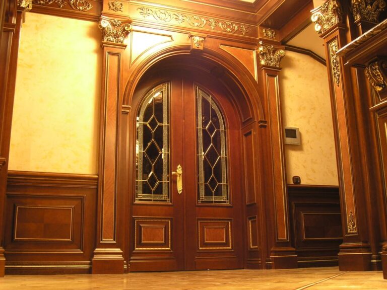 Оформление стен деревянными панелями в отремонтированной комнате