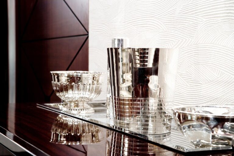 Элитный дизайн гостиной с хрустальной посудой