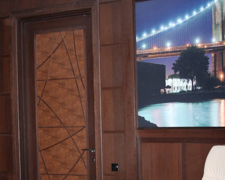 Фото ремонта кабинета со световым панно и в деревянной отделке