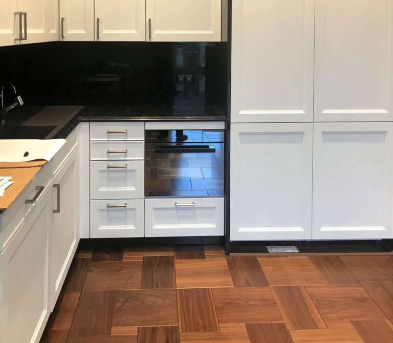 Белая кухня в отделке черным мрамором