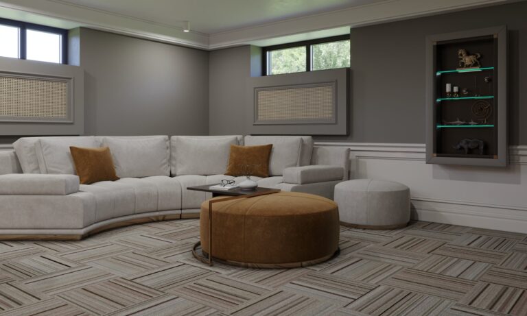 Интерьер гостиной цокольного этажа с диванной группой