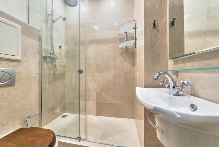 Санузел в отделке мрамором миндального оттенка