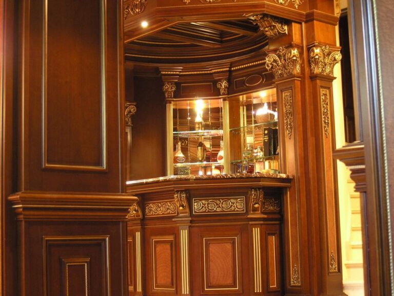 Круглая барная стойка с резьбой в отремонтированном особняке