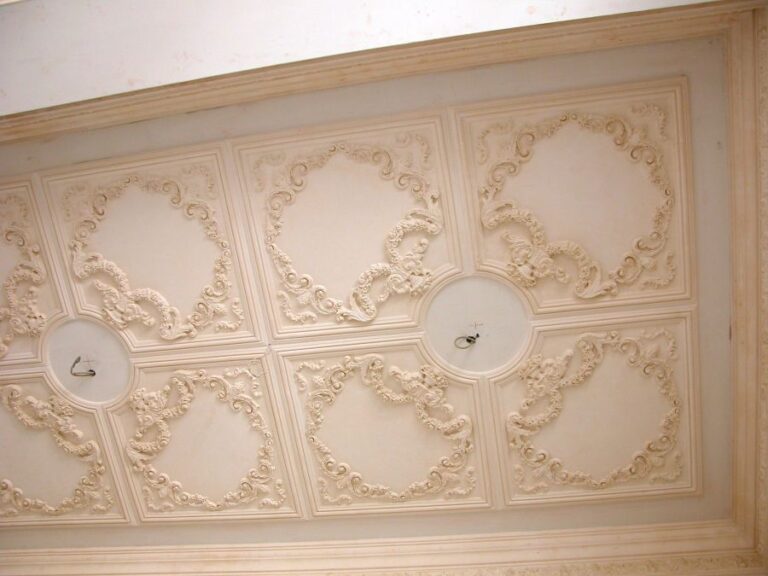 Изящный орнамент на потолке после ремонта