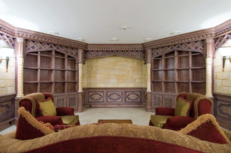 Резные деревянные панели на стенах в интерьере гостиной