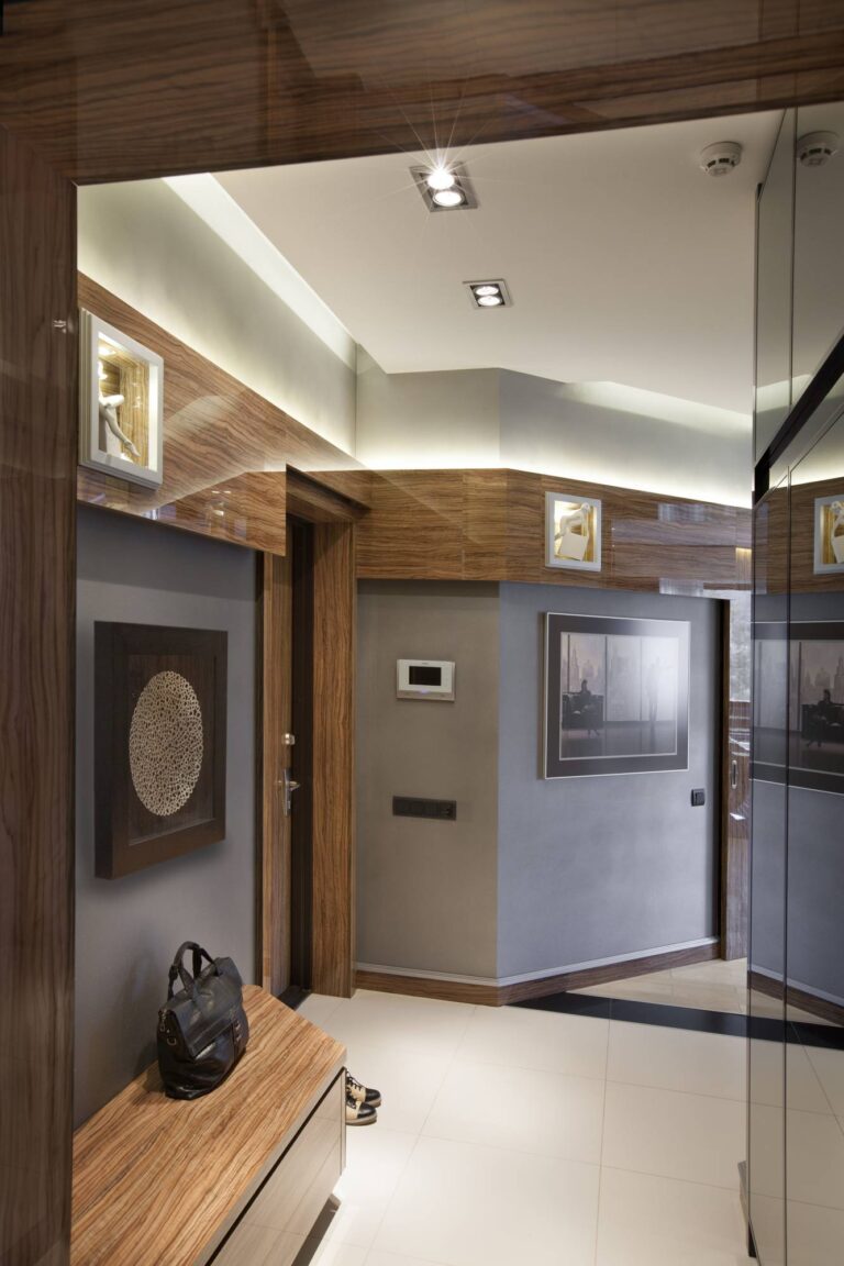 Применение панелей из дерева в отделке прихожей