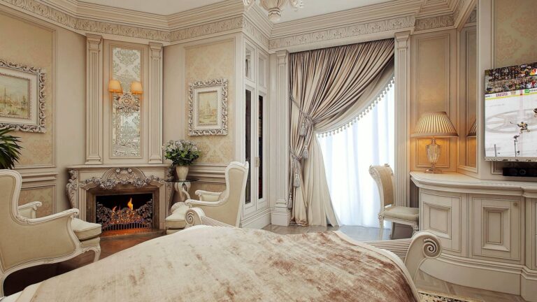 Спальня с панорамным окном, ассиметрично оформленным пышными портьерами