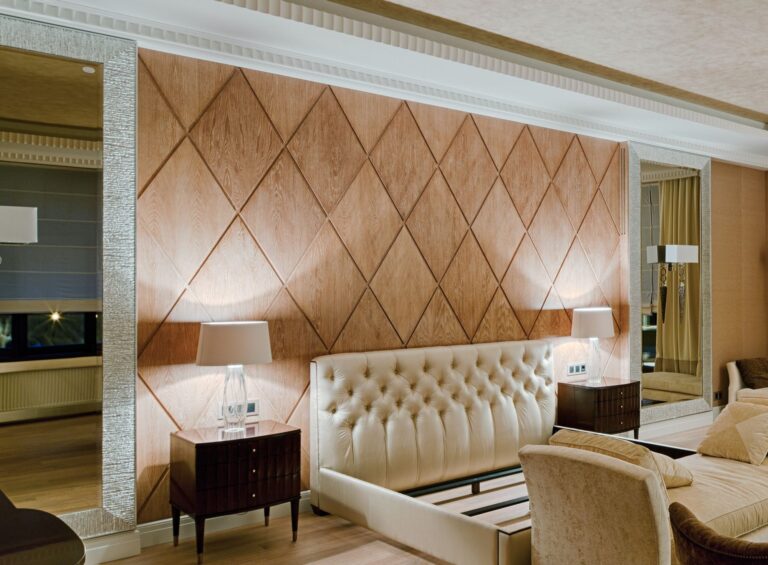 Ореховые деревянные стеновые панели в оформлении стен спальни