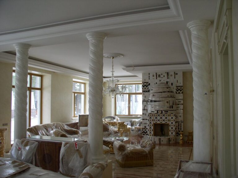 Колоннада из витых колонн в реальном интерьере дома