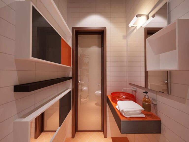 Яркие оранжевые вставки в оформлении белоснежной ванной