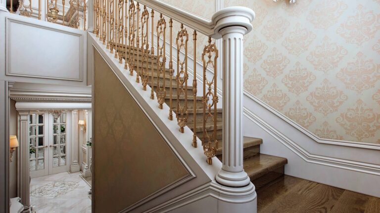 Лестница на второй этаж с ажурными латунными балясинами