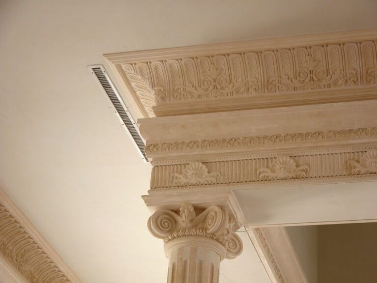 Оформление потолка декоративной лепниной в дизайне коттеджа