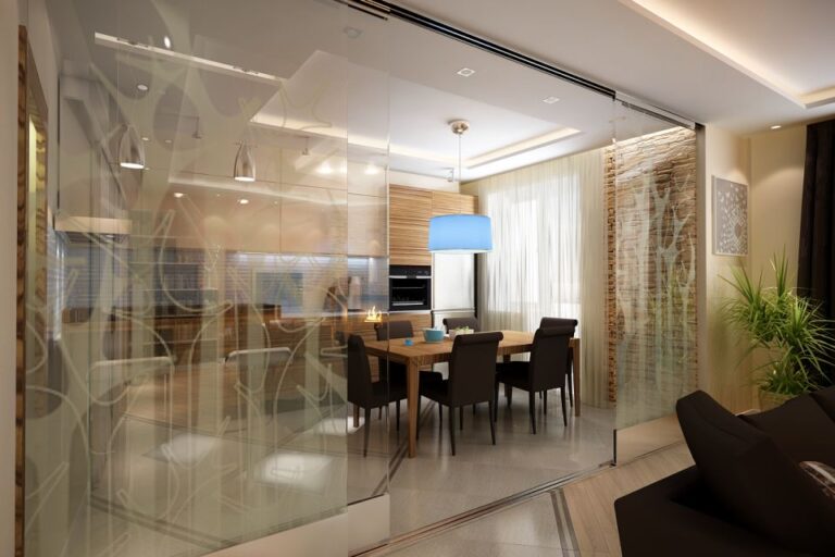 Дизайн столовой с прозрачной стеклянной стенкой с рисунком