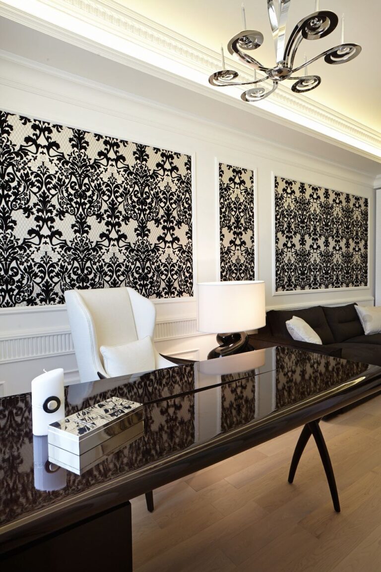 Темная глянцевая мебель в дизайне светлого кабинета