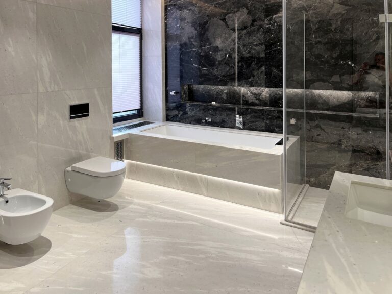 Мраморная отделка санузла во время ремонта