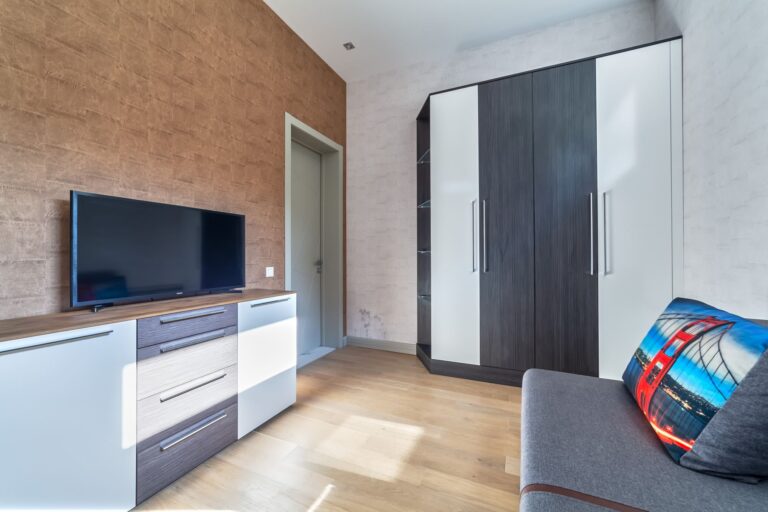 Гостевая комната с угловым гардеробным шкафом в контрастных тонах